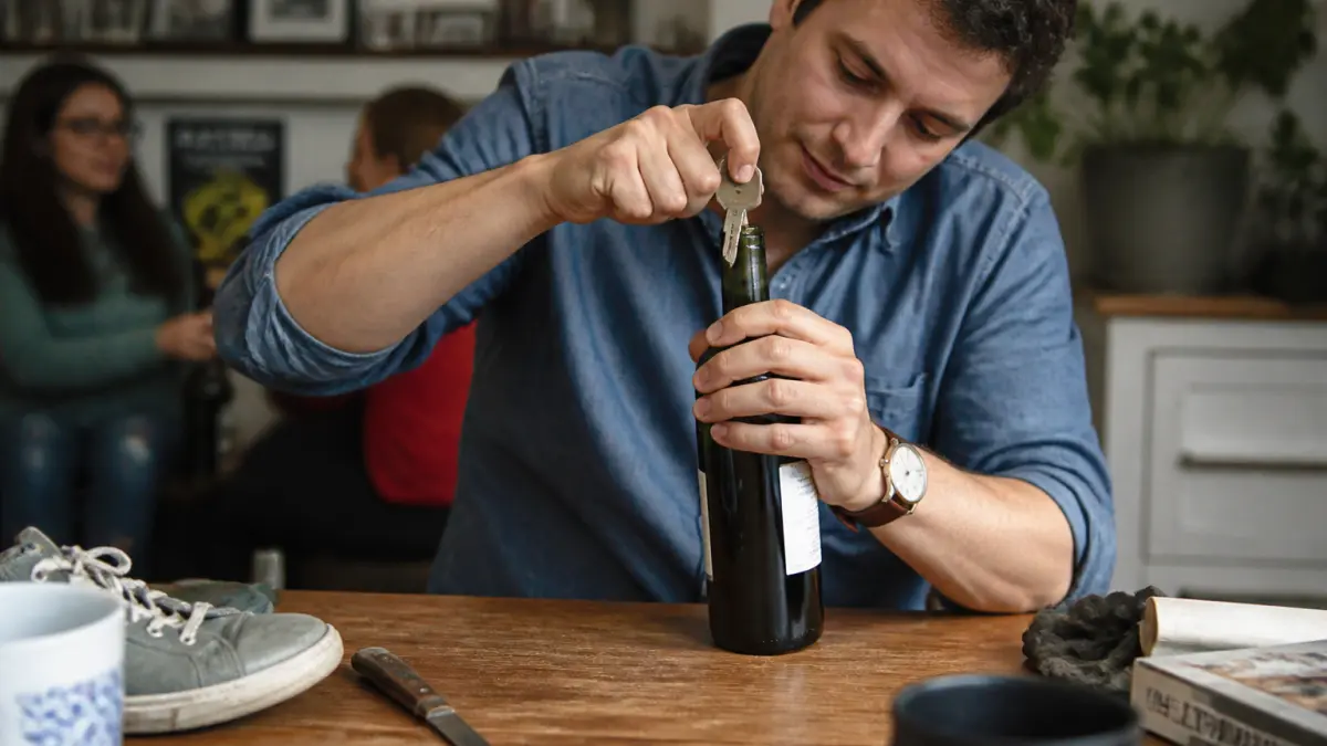 Ouvrir une bouteille sans tire-bouchon : méthodes et risques