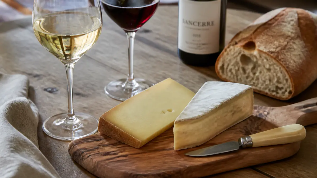 Maîtrisez l'art d'accorder fromages et vins : voici notre guide complet