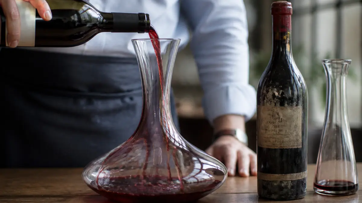 Faut-il carafer ou décanter un vin ?