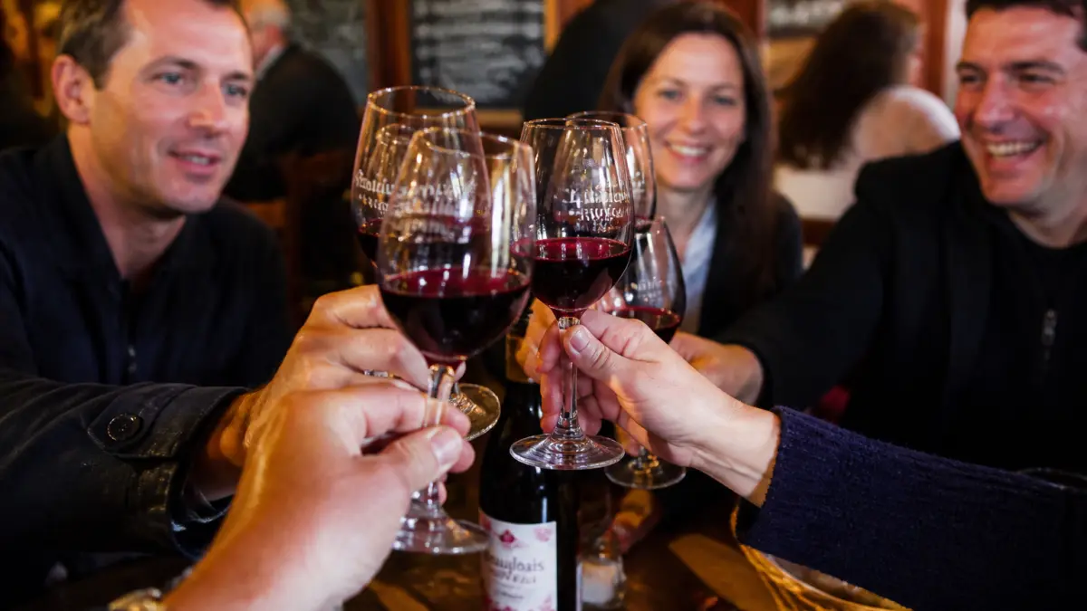 Beaujolais nouveau : date, goût et raisons d’un succès populaire