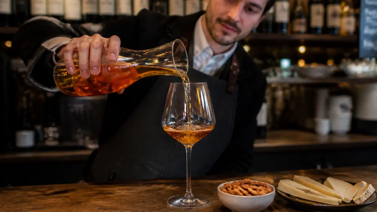 Vin orange : goût, méthode et conseils pour bien le servir