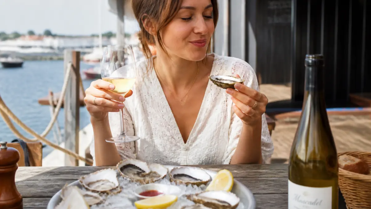 Quel vin avec les huîtres ? Les accords sûrs et les erreurs à éviter