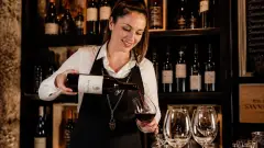 Travailler dans le vin : les métiers accessibles sans être vigneron