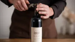 L'art d'ouvrir une bonne bouteille de vin