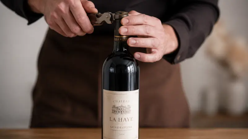 L'art d'ouvrir une bonne bouteille de vin