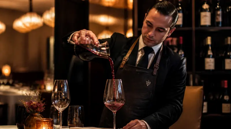 Devenir sommelier : parcours, formations et débouchés